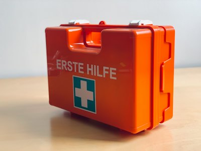 Erste-Hilfe-Ausstattung für Betriebe — BG-konforme Schulung
